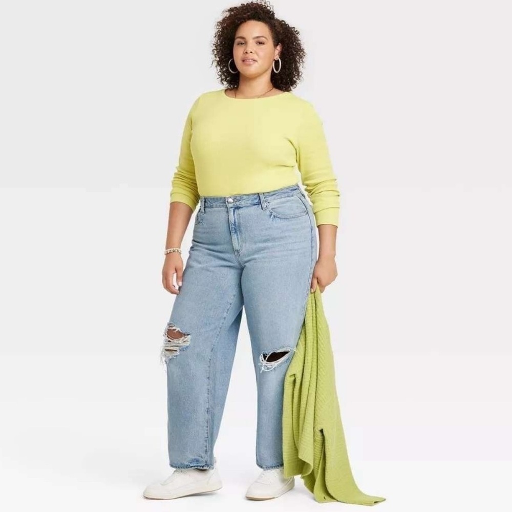 Universal thread women’s 90s destroy baggy jeans 
12